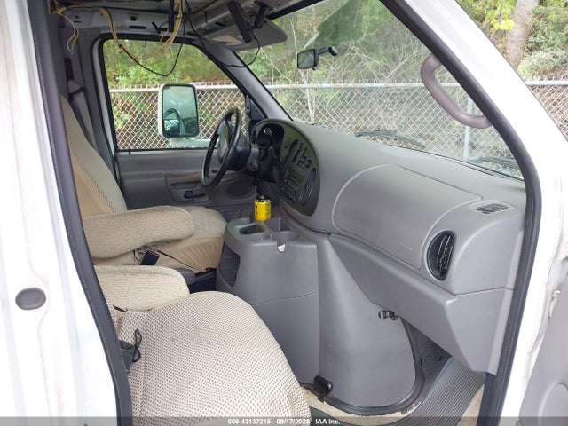 43137215 :رقم المزاد ، 1FDXE45S72HA18688 vin ، 2002 Ford E-450 Cutaway مزاد بيع