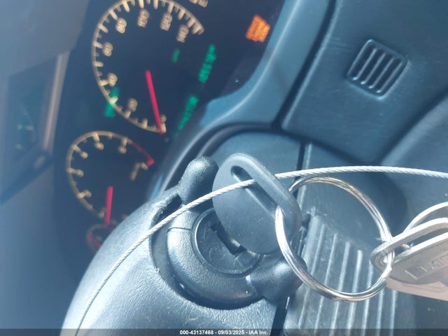 2002 CADILLAC DEVILLE 1G6KF57992U268830 Photo 10