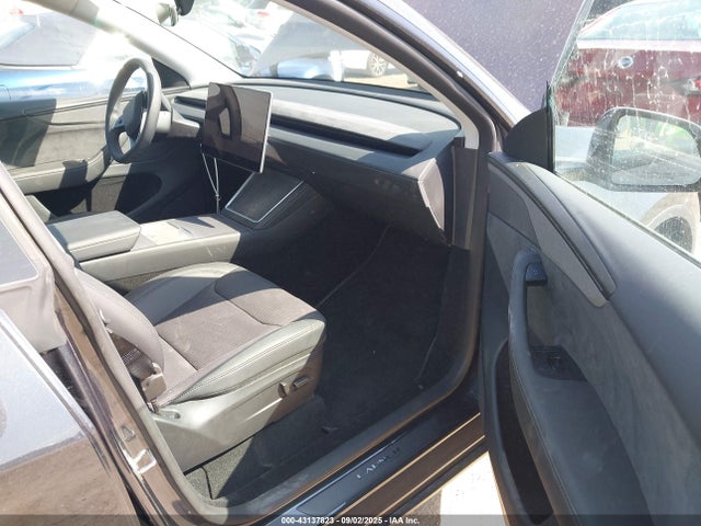 2026 TESLA MODEL Y 7SAYGDEE2TF327213 Photo 4