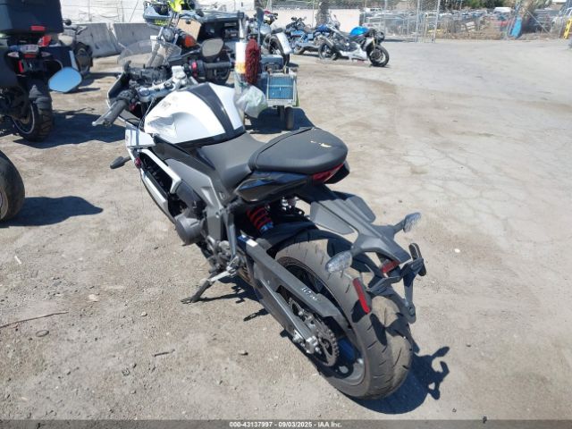 2025 TRIUMPH MOTORCYCLE DAYTONA SMTL23UF2STBW5626 Photo 2