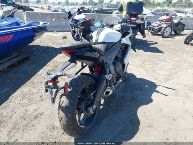 2025 TRIUMPH MOTORCYCLE DAYTONA SMTL23UF2STBW5626 Photo 3