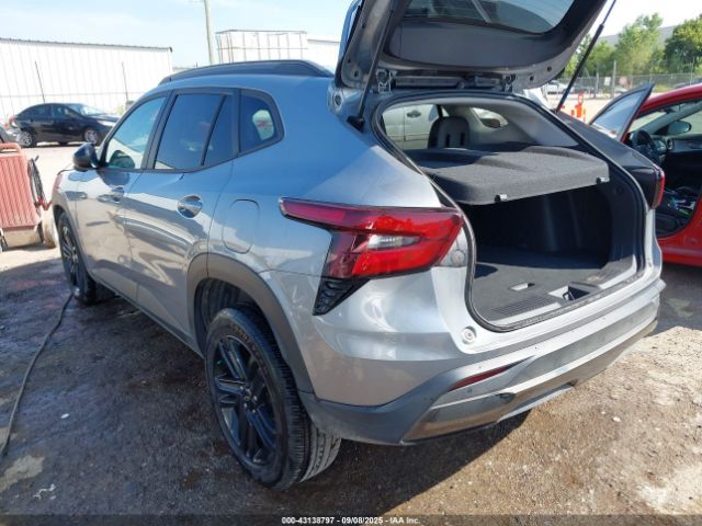 2025 CHEVROLET TRAX KL77LKEPXSC060261 Photo 2