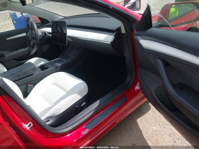 5YJ3E1EB5MF066954 Tesla 2021