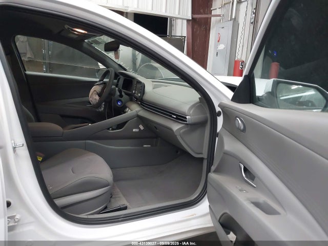 KMHLL4DG6SU054025 Hyundai ELANTRA SE