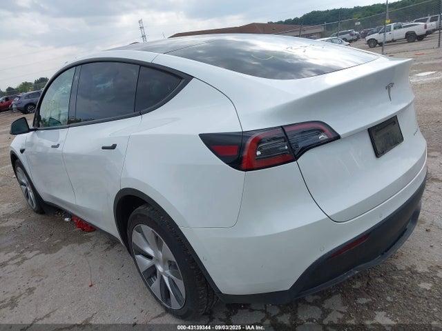 2022 TESLA MODEL Y 7SAYGDEE8NF441090 Photo 2