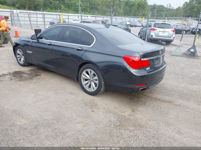 2011 BMW 740I WBAKA4C51BC613151 Photo 2
