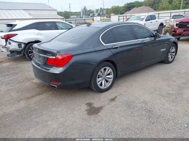 2011 BMW 740I WBAKA4C51BC613151 Photo 3