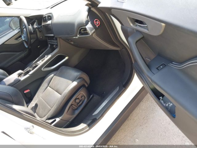 2017 JAGUAR F-PACE SADCM2BV0HA089939 Photo 4