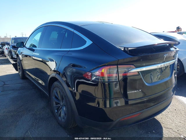 2017 TESLA MODEL X 5YJXCDE24HF056768 Photo 2