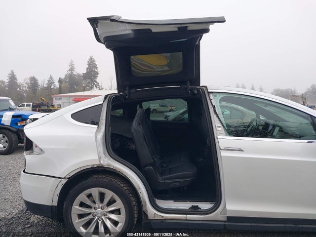 2019 TESLA MODEL X 5YJXCAE25KF186757 Photo 7