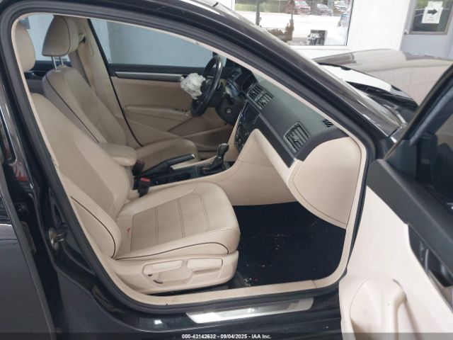 2017 VOLKSWAGEN PASSAT 1VWDT7A3XHC047134 Photo 4