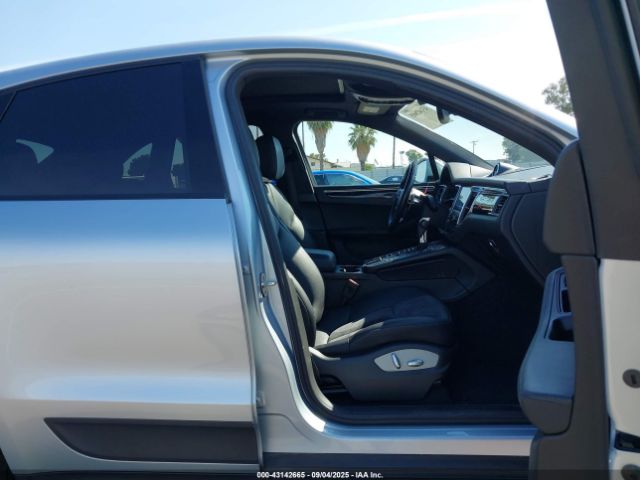 2017 PORSCHE MACAN WP1AA2A54HLB02143 Photo 4