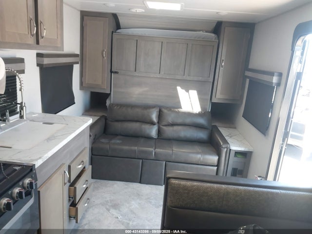 5ZT2ALKB1M9001597 East To West 2021