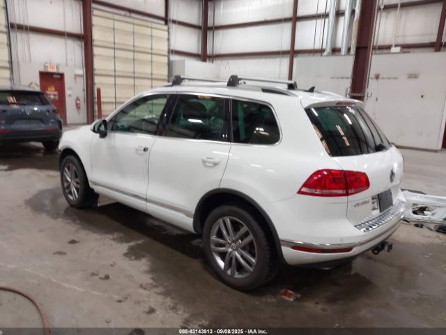 2016 VOLKSWAGEN TOUAREG WVGEF9BP9GD008521 Photo 2