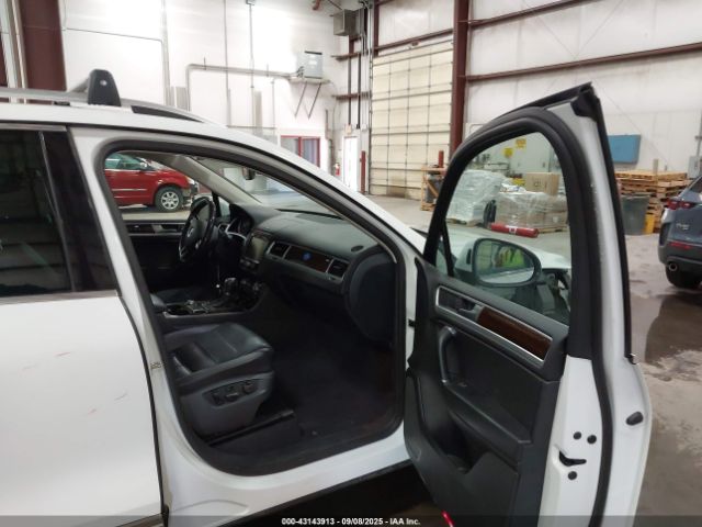 2016 VOLKSWAGEN TOUAREG WVGEF9BP9GD008521 Photo 4