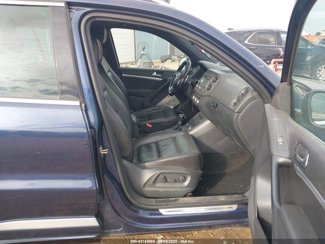 WVGAV7AX7FW093868 Volkswagen Tiguan
