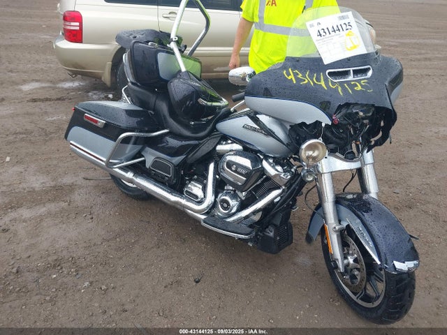 2019 HARLEY-DAVIDSON FLHTCU 1HD1FCC18KB626703