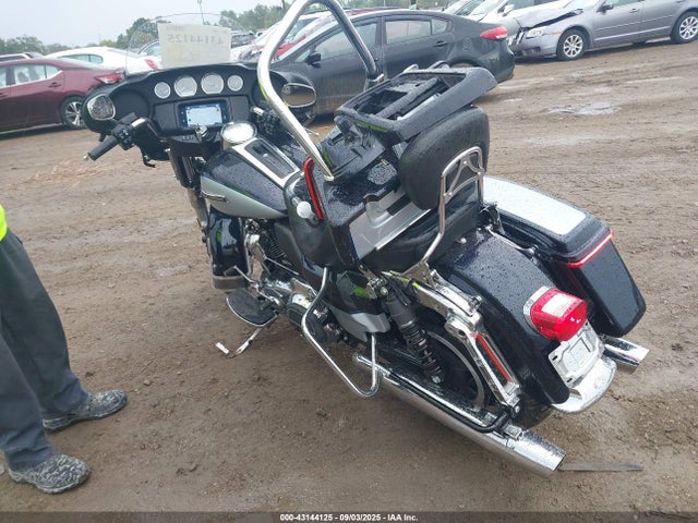 2019 HARLEY-DAVIDSON FLHTCU 1HD1FCC18KB626703 Photo 2