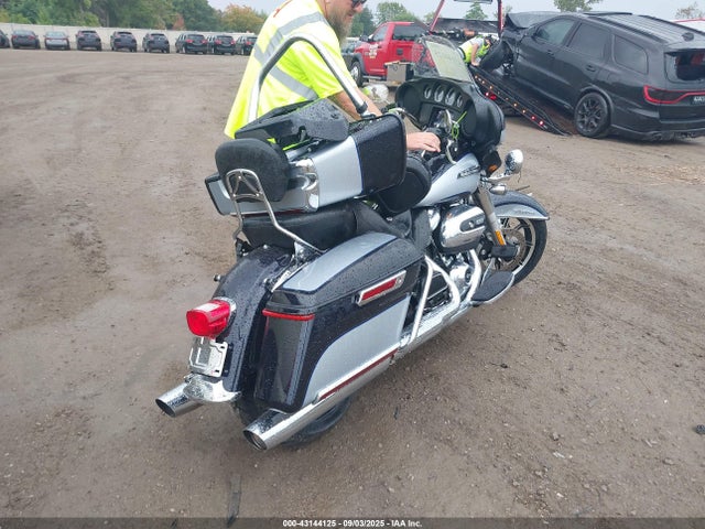 2019 HARLEY-DAVIDSON FLHTCU 1HD1FCC18KB626703 Photo 3
