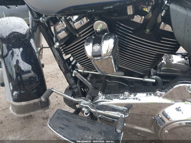 2019 HARLEY-DAVIDSON FLHTCU 1HD1FCC18KB626703 Photo 8
