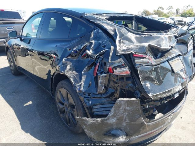 2024 TESLA MODEL Y 7SAYGDEDXRF185189 Photo 2