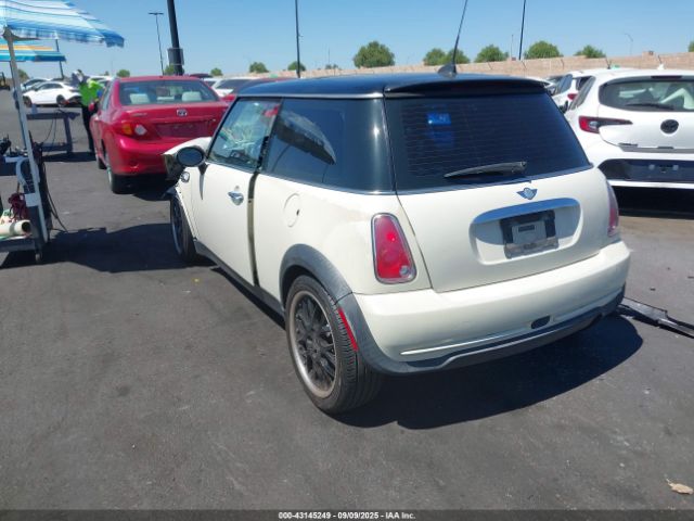 2006 MINI COOPER WMWRC33526TK67815 Photo 2