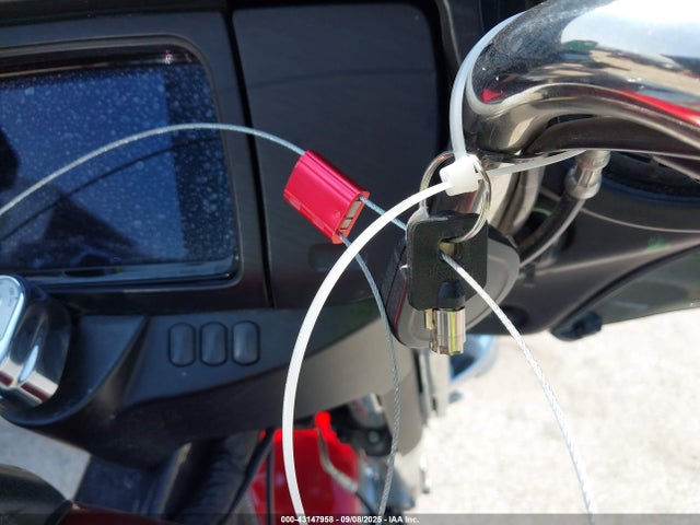 2019 HARLEY-DAVIDSON FLHTCU 1HD1FCC13KB627015 Photo 10