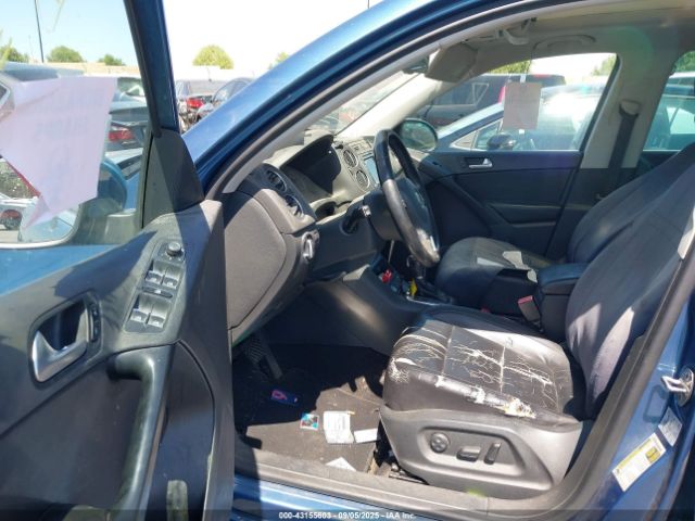 2017 VOLKSWAGEN TIGUAN WVGRV7AXXHW502564 Photo 4