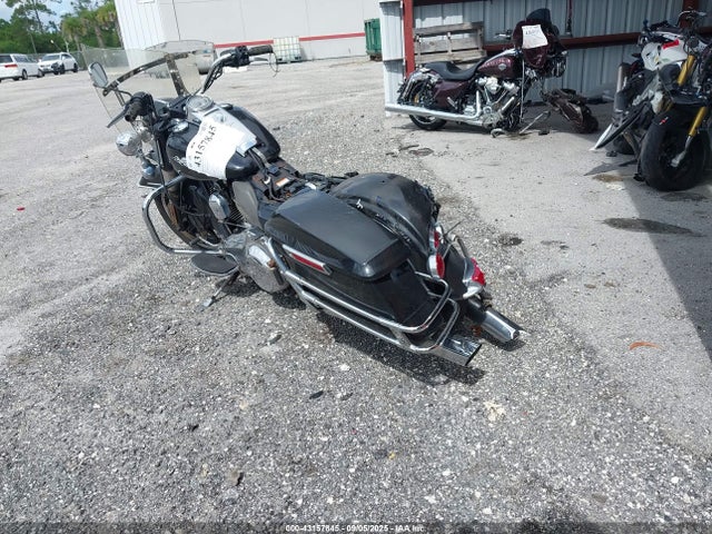 1HD1FHM18GB629877 Harley-Davidson Police Road King