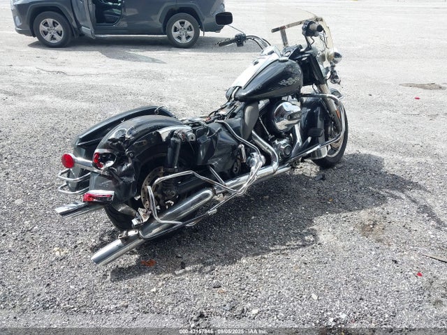 1HD1FHM18GB629877 Harley-Davidson Police Road King