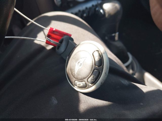 2010 MINI COOPER WMWMF3C52ATZ25224 Photo 10