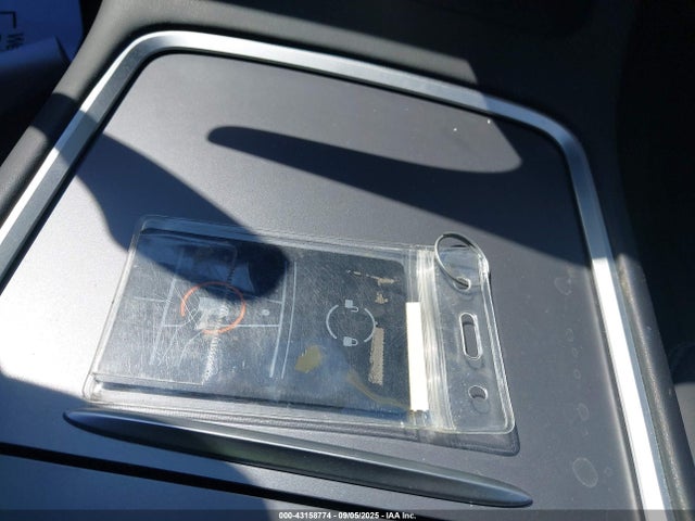 5YJ3E1EB9MF975098 Tesla 2021