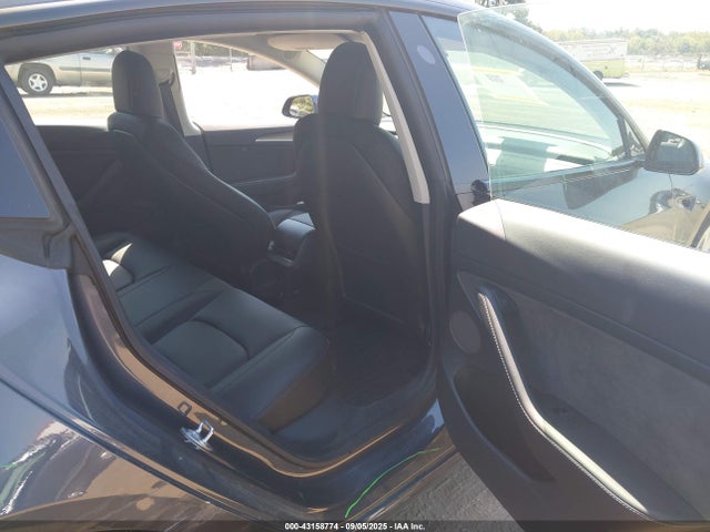 5YJ3E1EB9MF975098 Tesla 2021