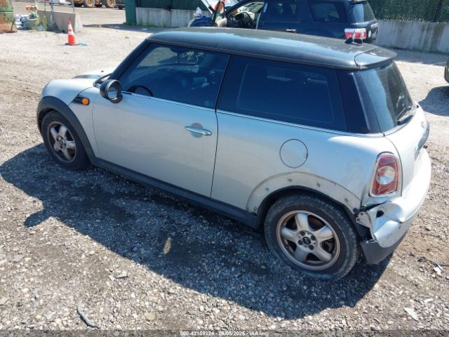 2011 MINI COOPER WMWSU3C53BT253642 Photo 2