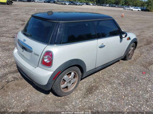 2011 MINI COOPER WMWSU3C53BT253642 Photo 3