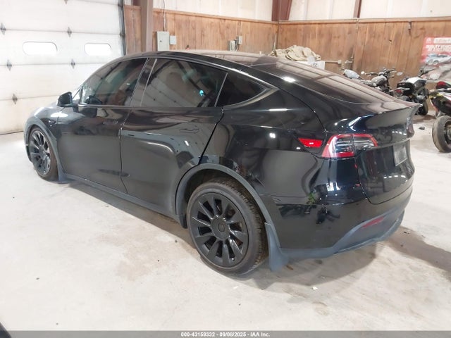 2023 TESLA MODEL Y 7SAYGDEE2PF879073 Photo 2