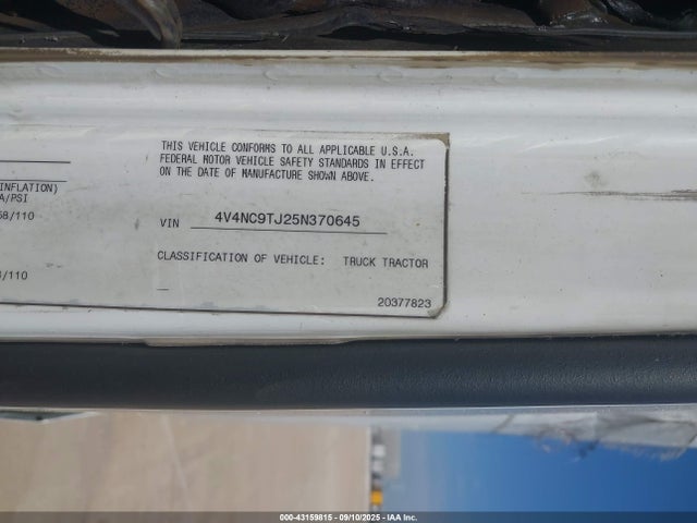 43159815 :رقم المزاد ، 4V4NC9TJ25N370645 vin ، 2005 Volvo Vn Vnl مزاد بيع