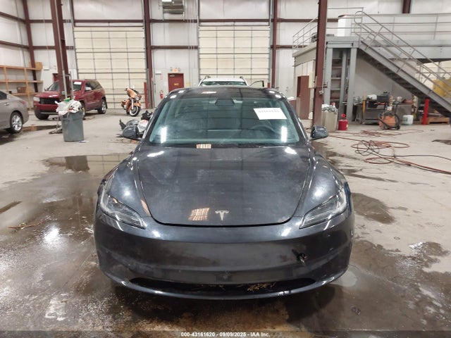 5YJ3E1EB3SF929716 Tesla 2025