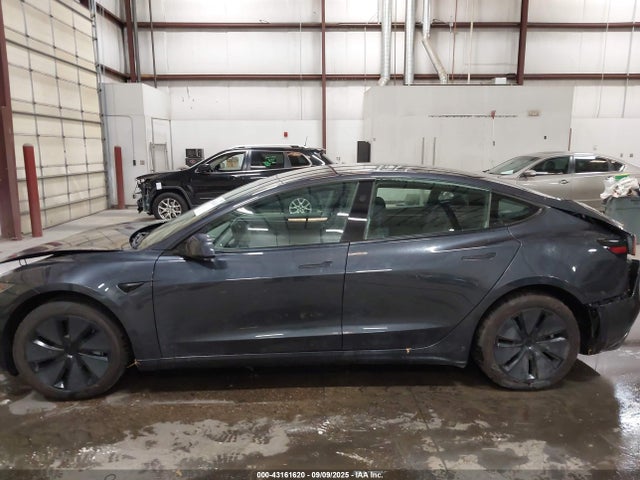 5YJ3E1EB3SF929716 Tesla 2025