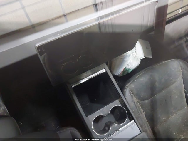 5YJ3E1EB3SF929716 Tesla 2025