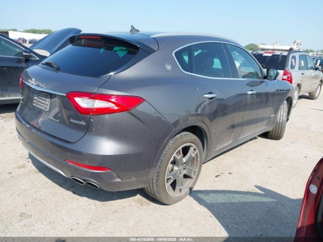 2018 MASERATI LEVANTE ZN661XUL1JX259561 Photo 3
