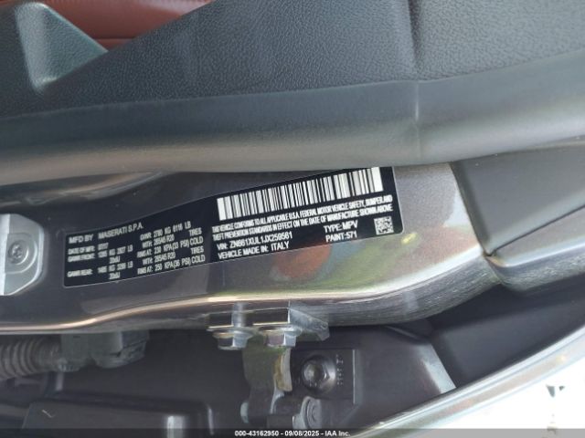 2018 MASERATI LEVANTE ZN661XUL1JX259561 Photo 8