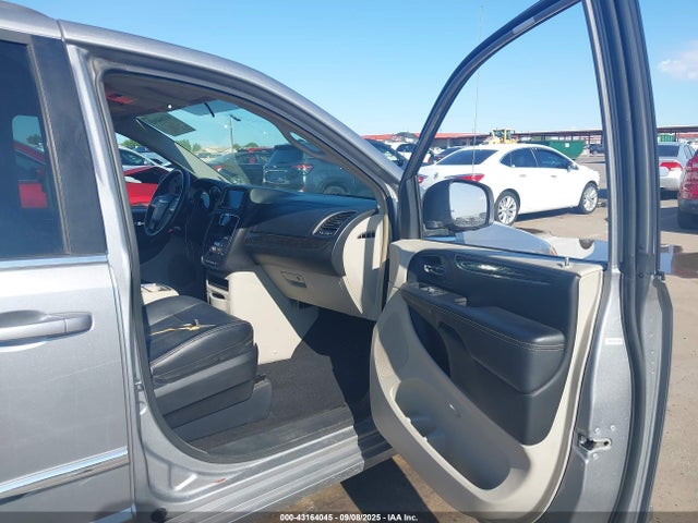 2C4RC1BG8GR290518 Chrysler Town and Country