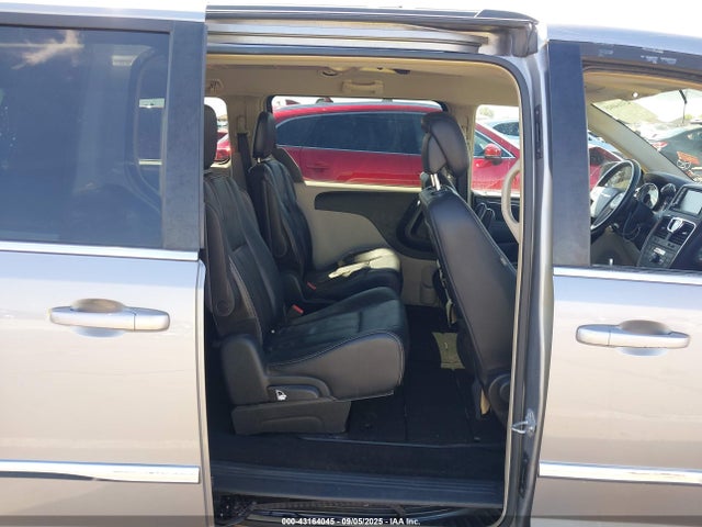 2C4RC1BG8GR290518 Chrysler Town and Country