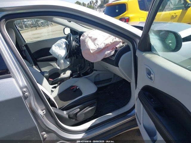 3C4NJCBB7KT832427 Jeep 2019