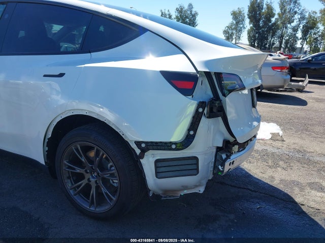 2024 TESLA MODEL Y 7SAYGDED2RF169875 Photo 5