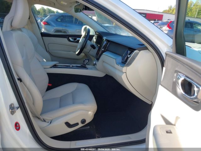 2018 VOLVO XC60 YV4A22RK9J1096170 Photo 4