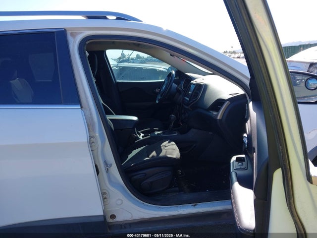1C4PJLCB0GW126067 Jeep Cherokee
