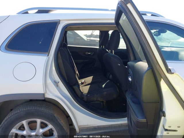 1C4PJLCB0GW126067 Jeep Cherokee