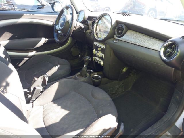 2010 MINI COOPER S CLUBMAN WMWMM3C53ATP93774 Photo 4